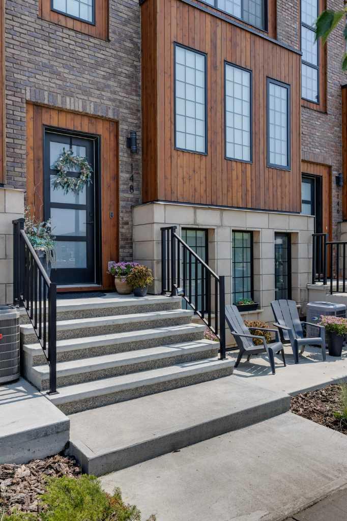 148 Greenbriar Way NW