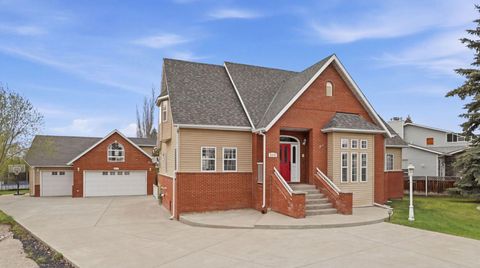 Photo of 809 East Lakeview Road, Chestermere, AB T1X 1B1 (MLS # A2309915)