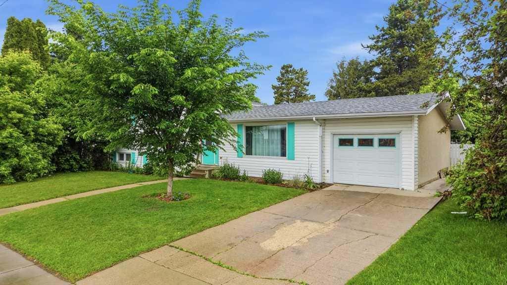 Photo of 5632 48 Avenue, Lacombe, AB T4L 1M7 (MLS # A2322204)