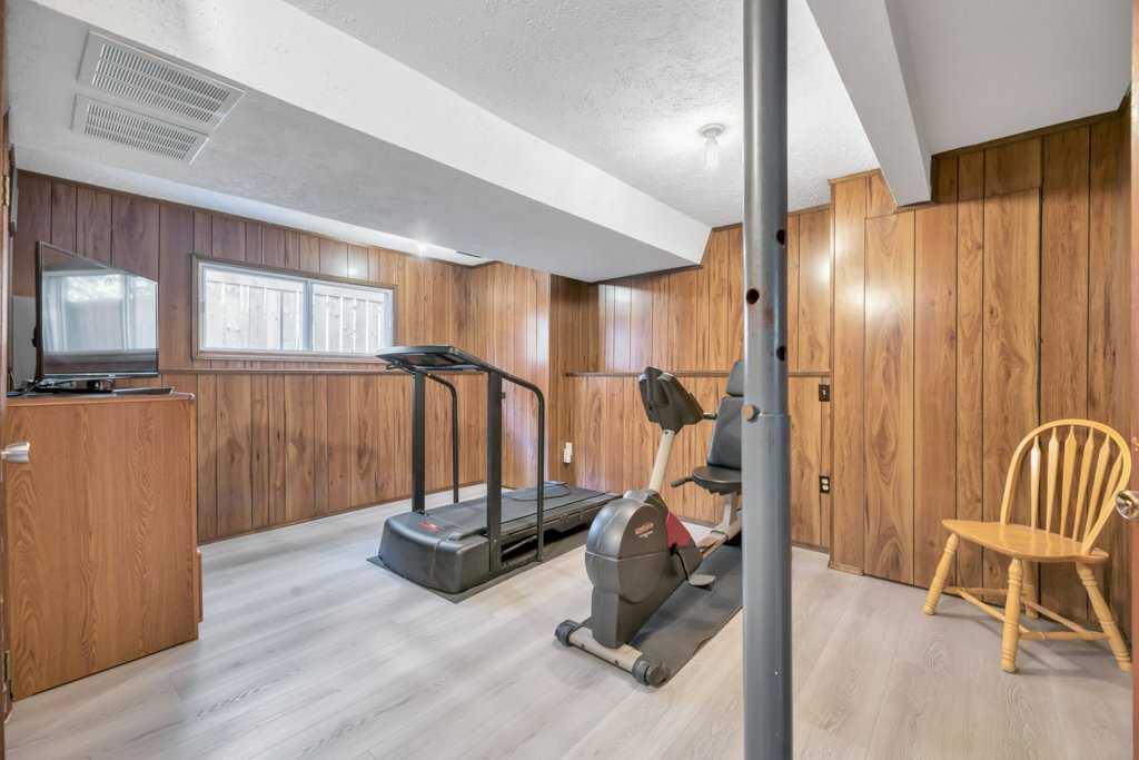 543 Maidstone Drive NE