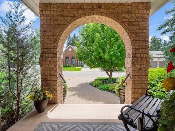 39 Baycrest Court SW