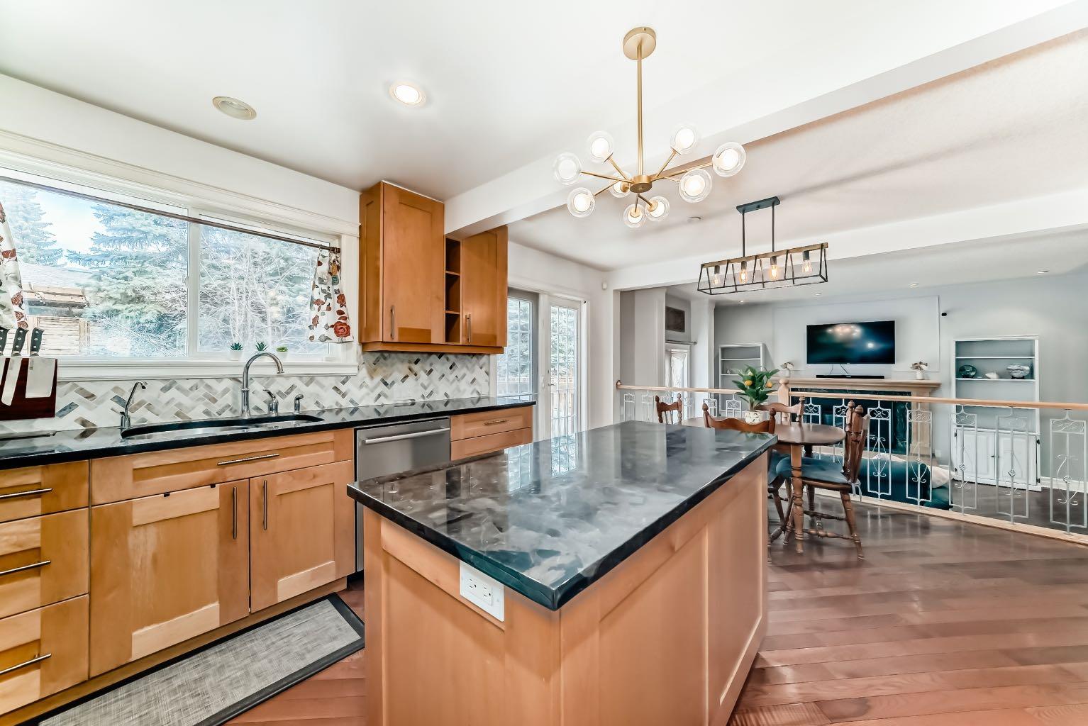 232 Valhalla Crescent NW