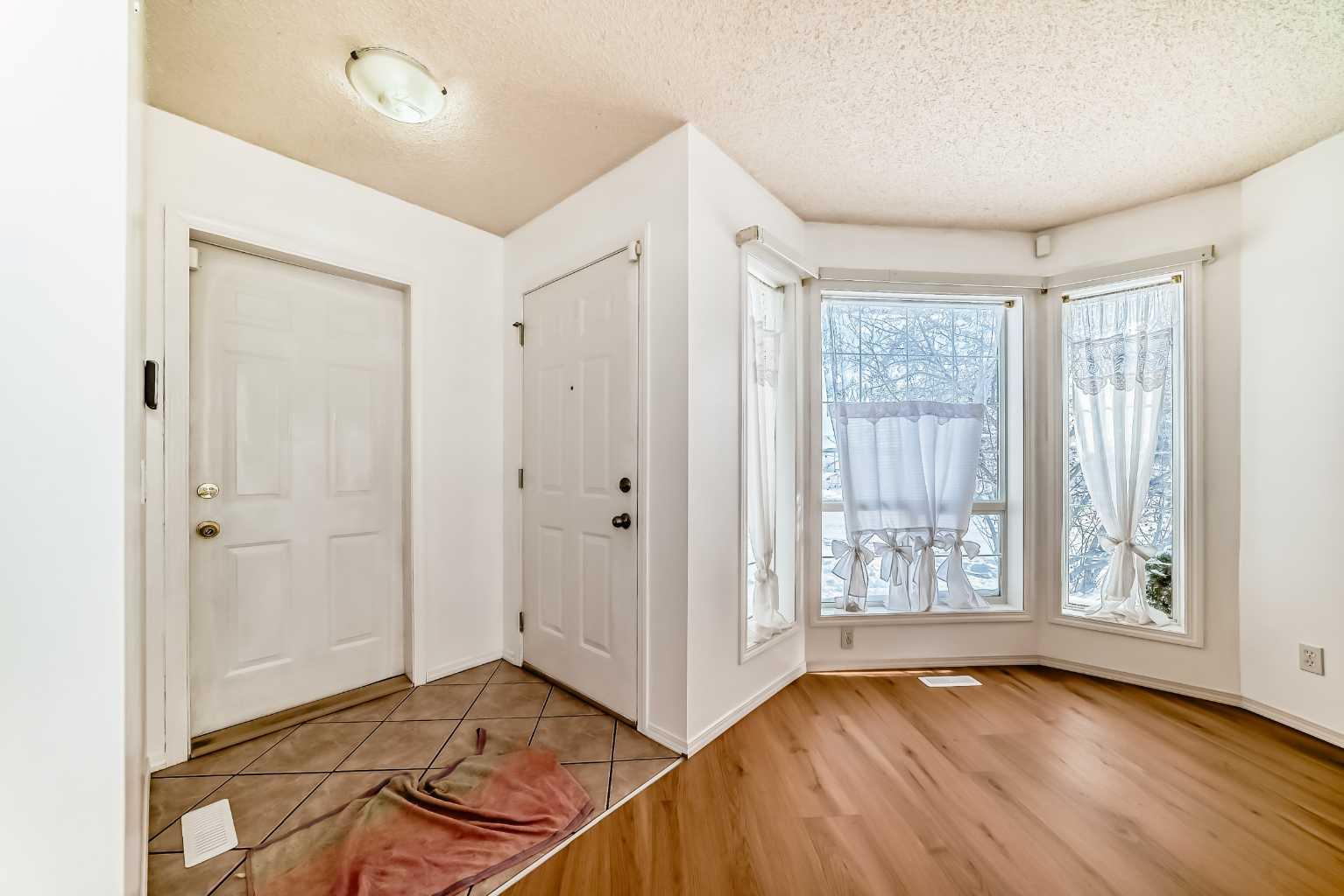 302 Applewood Drive SE