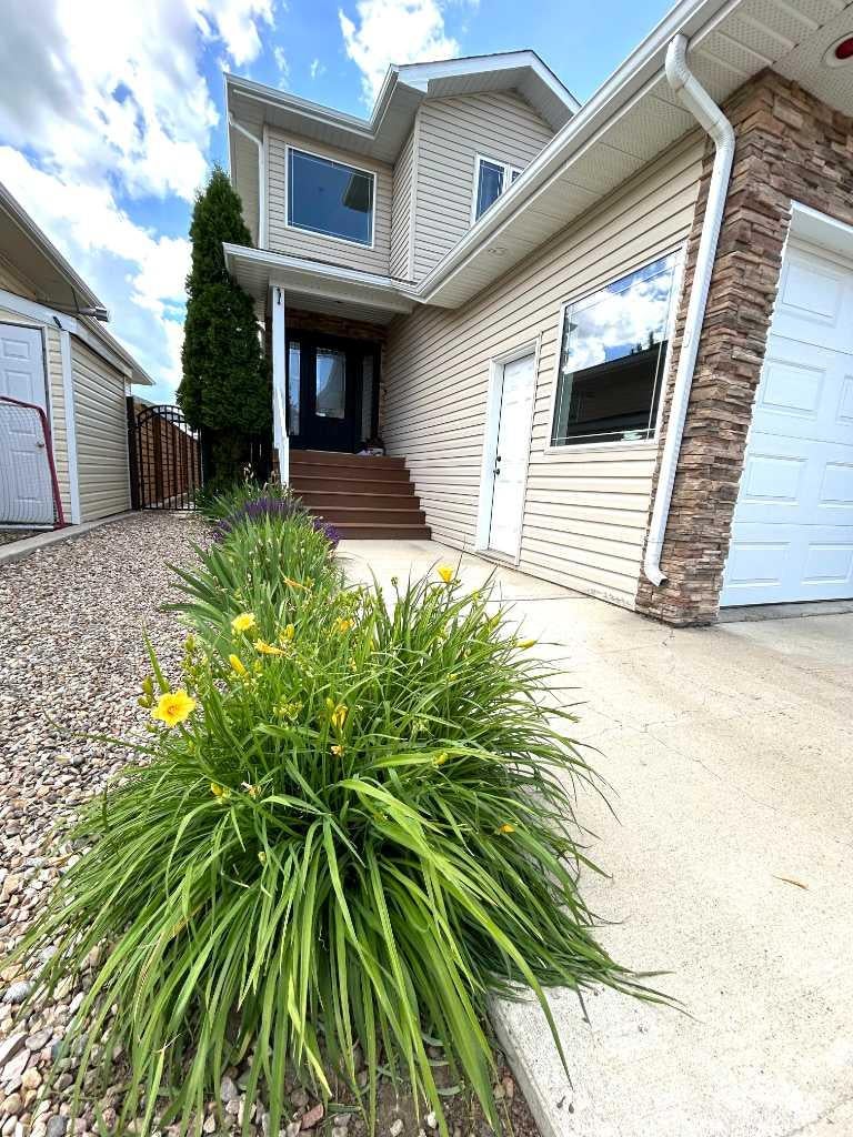 Photo of 938 Manor Place SE, Redcliff, AB T0J 2P0 (MLS # A2324490)