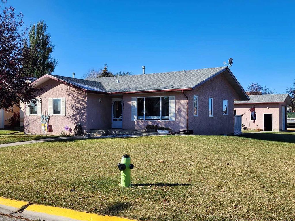 Photo of 5323 3 Street W, Claresholm, AB T0L 0T0 (MLS # A2265028)