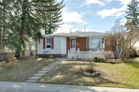 Photo of 24 Westwood Crescent SW, Calgary, AB T3C 2W6 (MLS # A2302603)