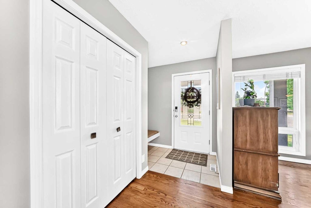 Photo of 256 Midvalley Place SE, Calgary, AB T2X 1L3 (MLS # A2332282)