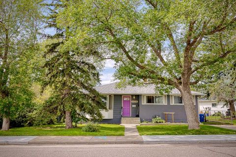 639 Thornhill Drive NW Calgary AB T2K 2R9