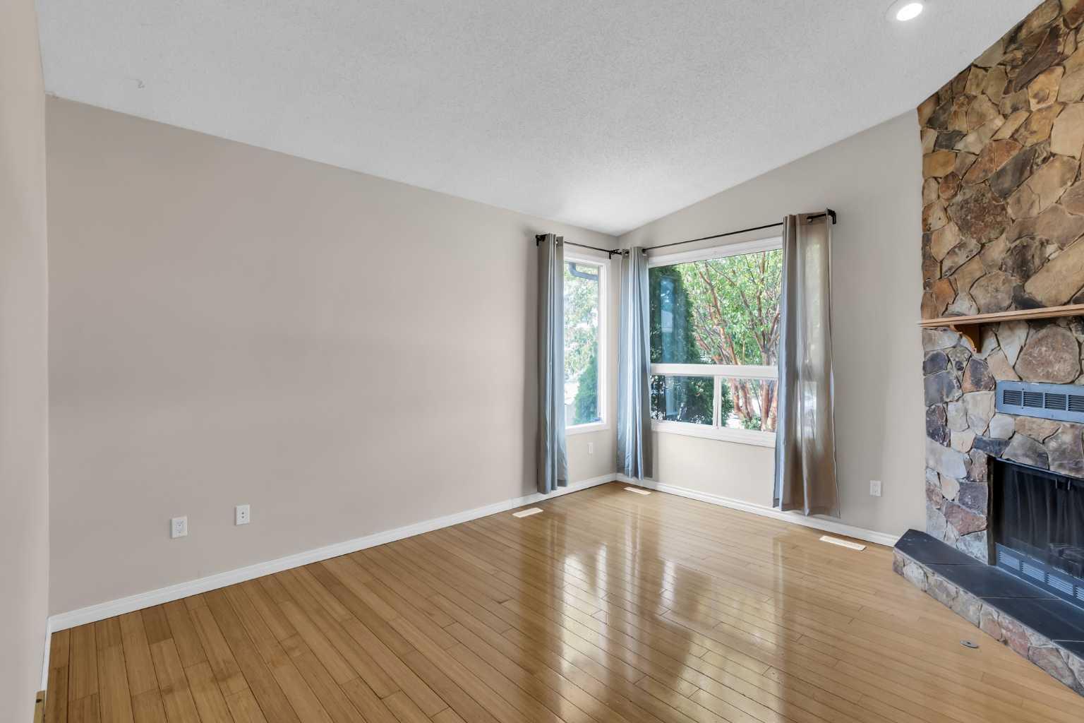 56 Castlefall Way NE
