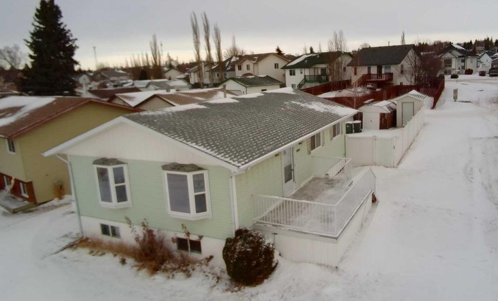 Photo of 4304 56 Avenue, Innisfail, AB T4G 1K7 (MLS # A2275462)