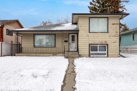 Photo of 2472 Capitol Hill Crescent NW, Calgary, AB T2M 2A2 (MLS # A2293405)