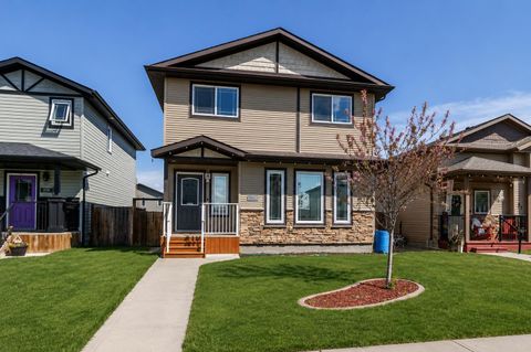 Photo of 87 Almond Crescent, Blackfalds, AB T4M 0J5 (MLS # A2316680)