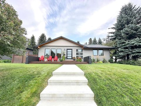 139 Wildwood Drive SW Calgary AB T3C 3C7