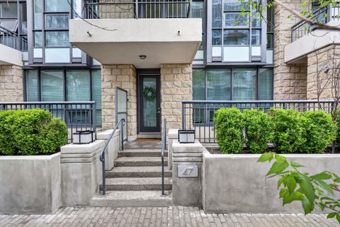 Photo of 47 Waterfront Mews SW, Calgary, AB T2P 0W3 (MLS # A2315867)