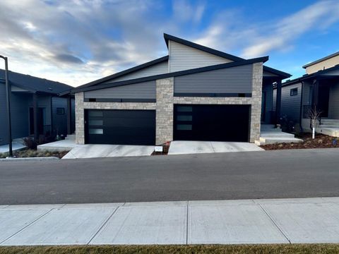 27 Royal Birch Cove NW Calgary AB T3G 5P9