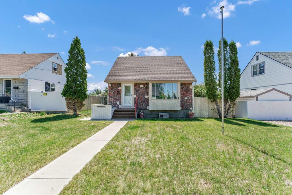 Photo of 119 10 Street SW, Medicine Hat, AB T1A 4R1 (MLS # A2312267)
