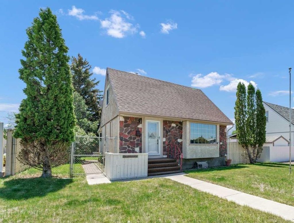 Photo of 119 10 Street SW, Medicine Hat, AB T1A 4R1 (MLS # A2312267)