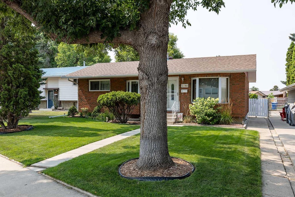 Photo of 2546 22 Avenue SE, Medicine Hat, AB T1B 1B6 (MLS # A2340786)
