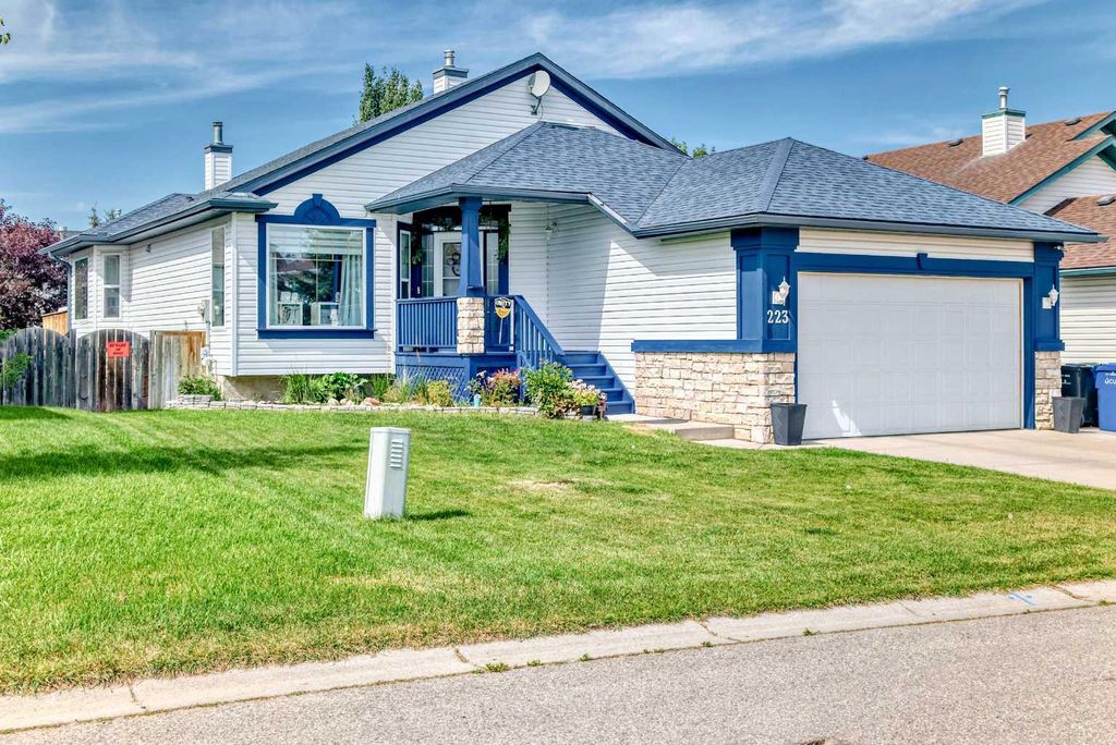 Photo of 223 COVE Drive, Chestermere, AB T1X 1E5 (MLS # A2252451)