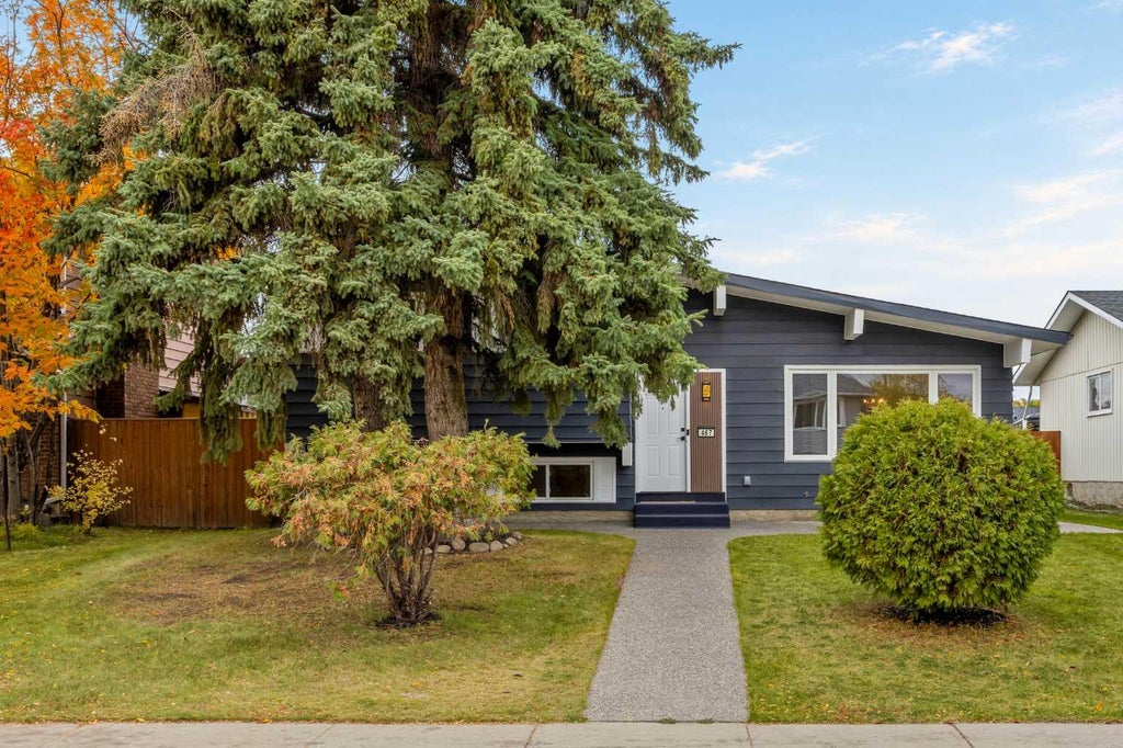 Photo of 467 Queen Charlotte Road SE, Calgary, AB T2J 5H8 (MLS # A2352096)