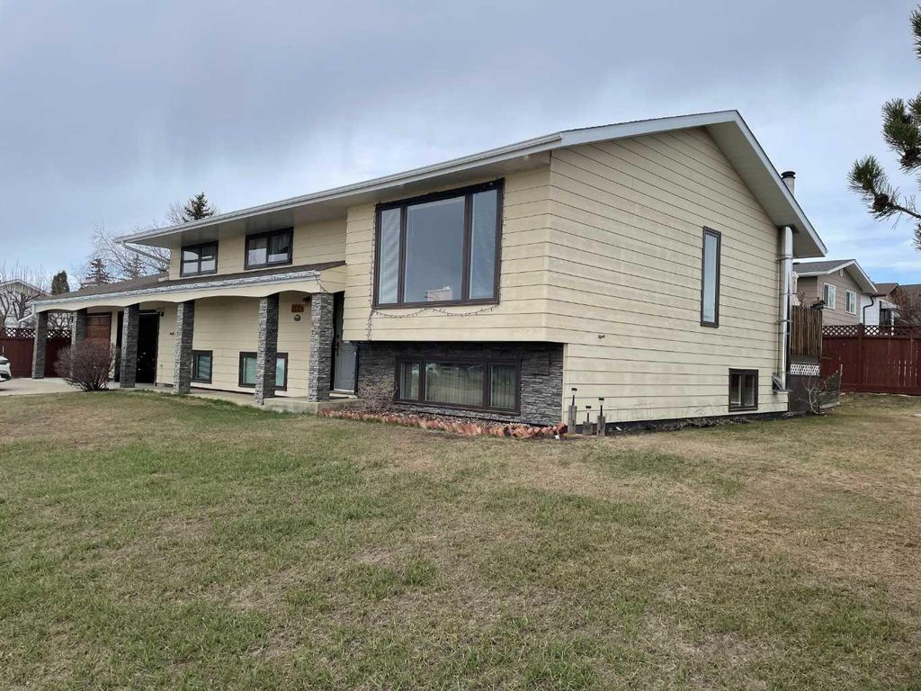 Photo of 10400 105 Avenue Ave, Fairview, AB T0H 1L0 (MLS # A2307374)