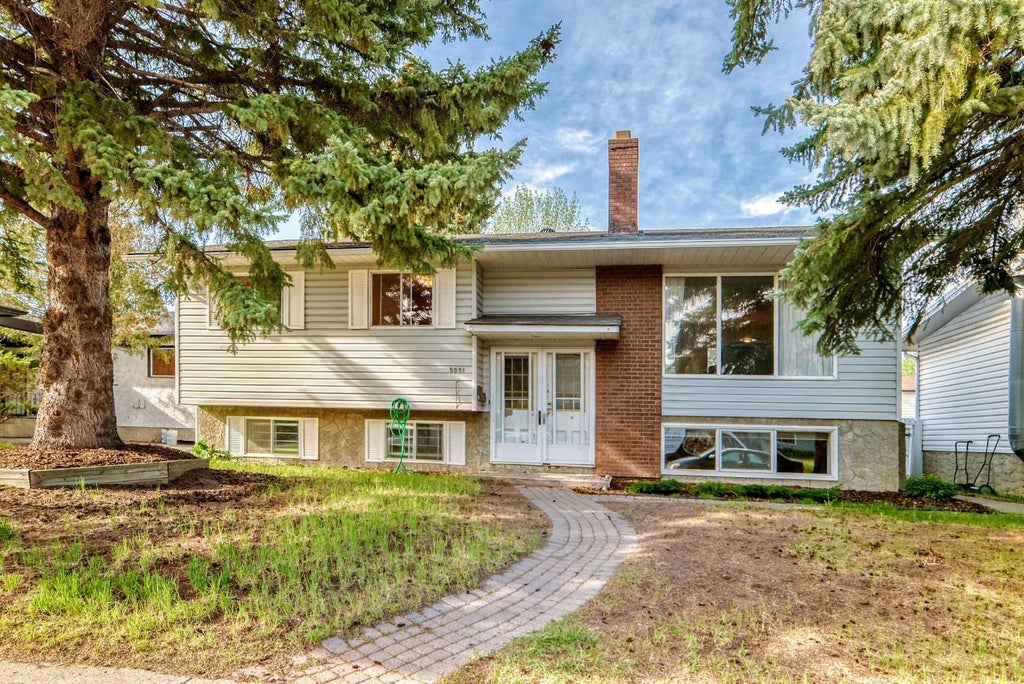 Photo of 5051 Vantage Crescent NW, Calgary, AB T3A 1X6 (MLS # A2354695)
