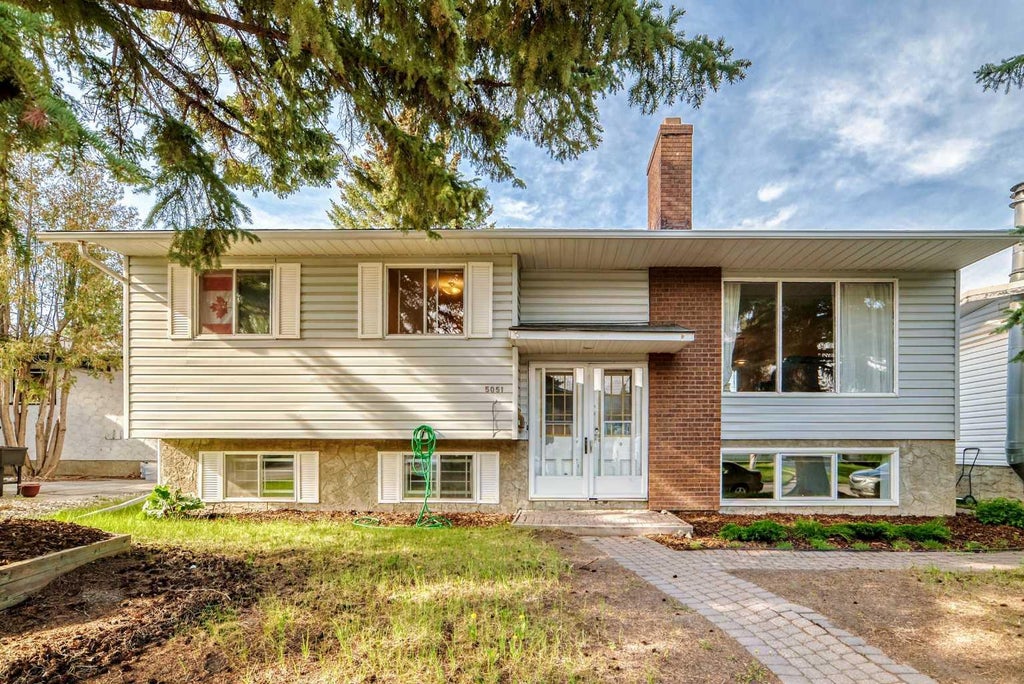 Photo of 5051 Vantage Crescent NW, Calgary, AB T3A 1X6 (MLS # A2354695)