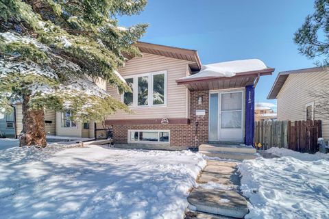 Photo of 112 Edgedale Way, Calgary, AB T3A 2P9 (MLS # A2302797)