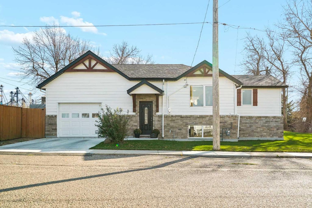 Photo of 209 2 Street N, Picture Butte, AB T0K 1V0 (MLS # A2354185)
