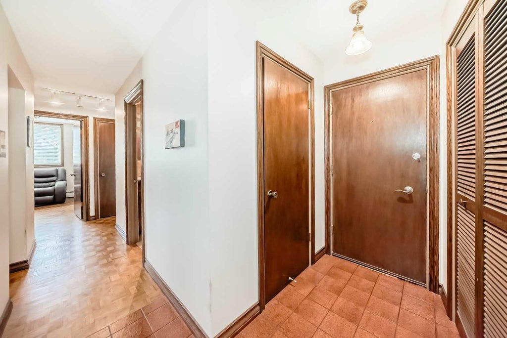 Photo of 512 Cedar Crescent SW #201, Calgary, AB T3C 2Y8 (MLS # A2330252)