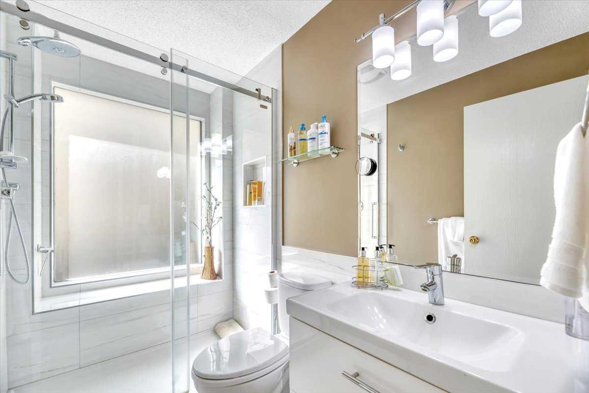 488 Strathcona Drive SW