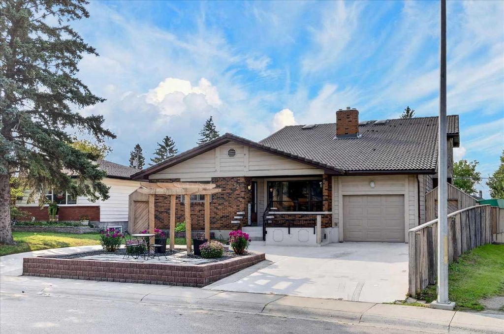 Photo of 126 Marbrooke Circle NE, Calgary, AB T2A 2W6 (MLS # A2339546)