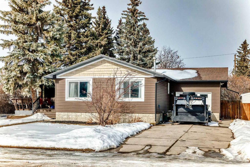 Photo of 5122 44 Street, Olds, AB T4H 1M3 (MLS # A2291622)