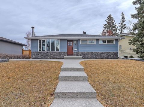 Photo of 44 Granlea Place SW, Calgary, AB T3E 4K2 (MLS # A2285137)