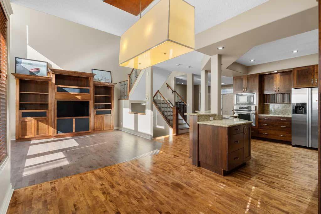 Photo of 75 Discovery Ridge Mount SW, Calgary, AB T3H 5G2 (MLS # A2323787)