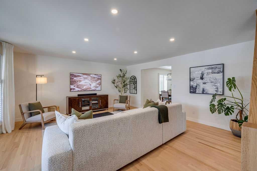 23 Woodgrove Crescent SW
