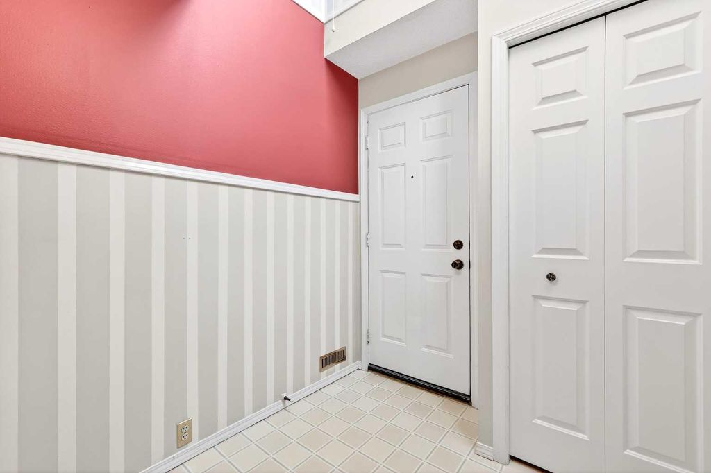 Photo of 172 Glamis Terrace SW, Calgary, AB T3E 6V3 (MLS # A2290746)