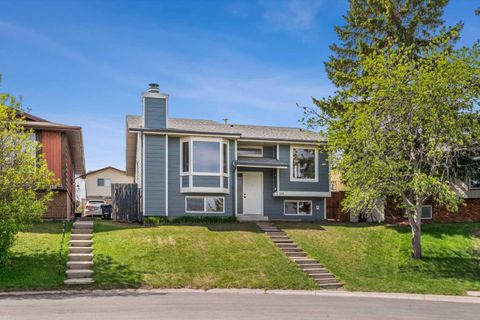 Photo of 124 Bergen Crescent NW, Calgary, AB T3K 1J8 (MLS # A2313891)