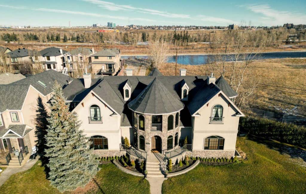 Photo of 2248 9 Avenue SE, Calgary, AB T2G 5P7 (MLS # A2336790)