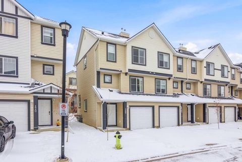 Photo of 166 Everhollow Heights SW, Calgary, AB T2Y 5B3 (MLS # A2276181)