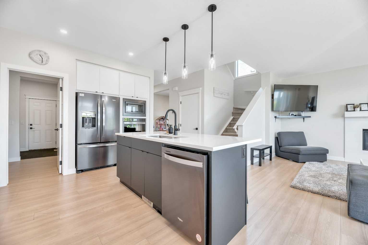 656 Reynolds Crescent SW