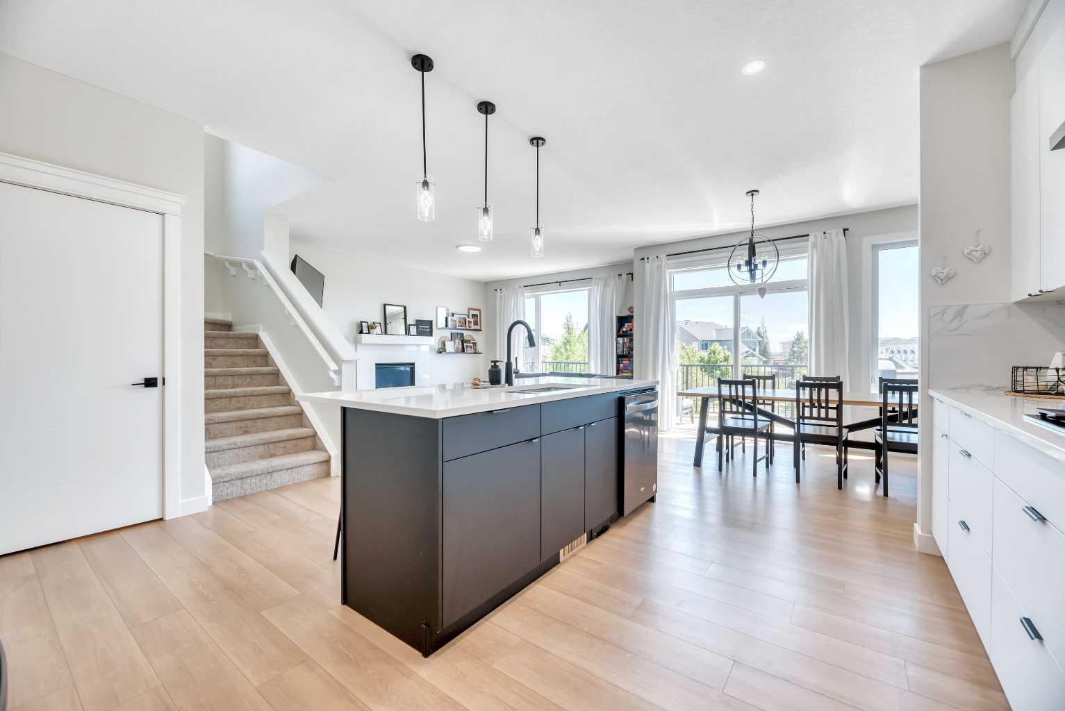 656 Reynolds Crescent SW