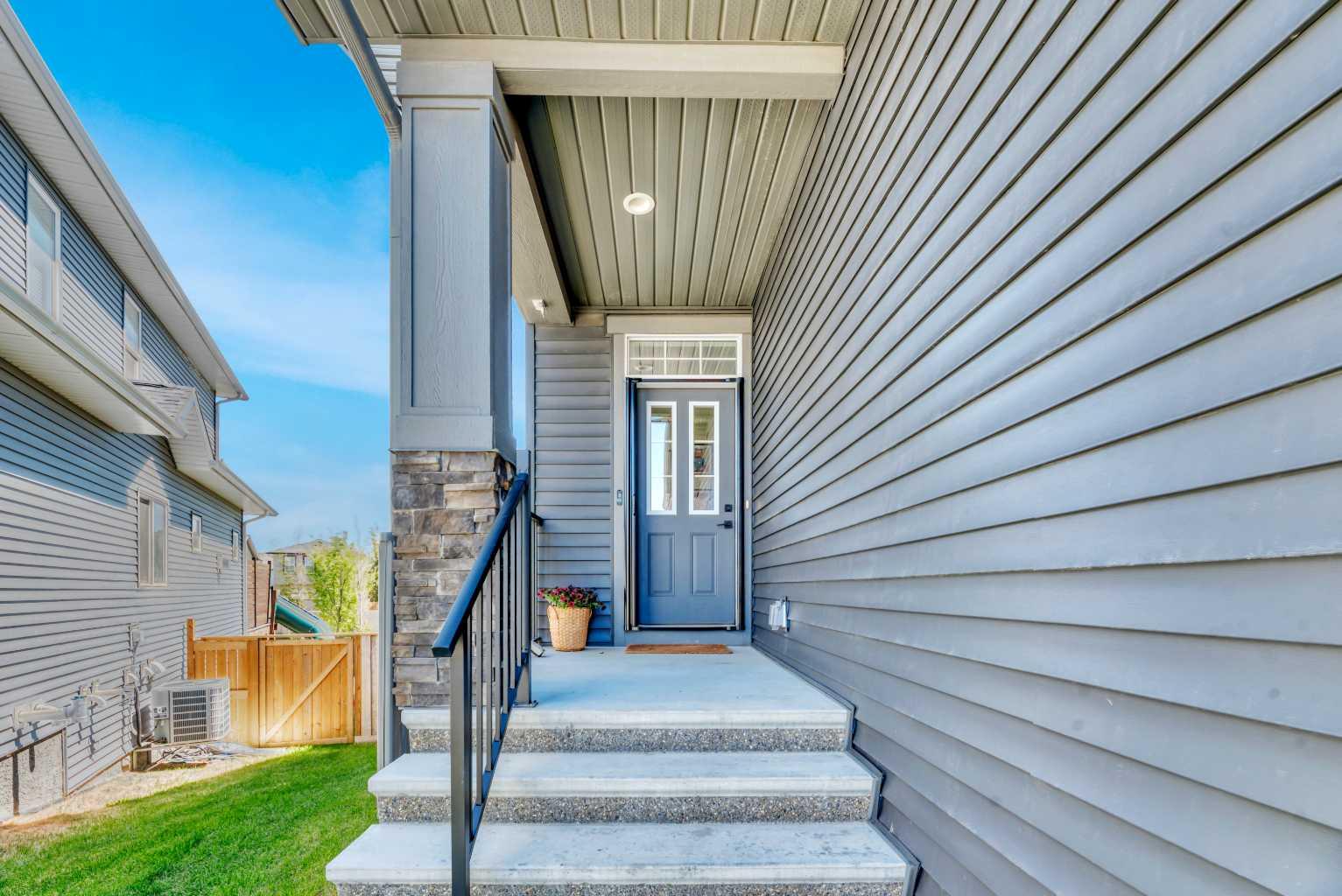 656 Reynolds Crescent SW