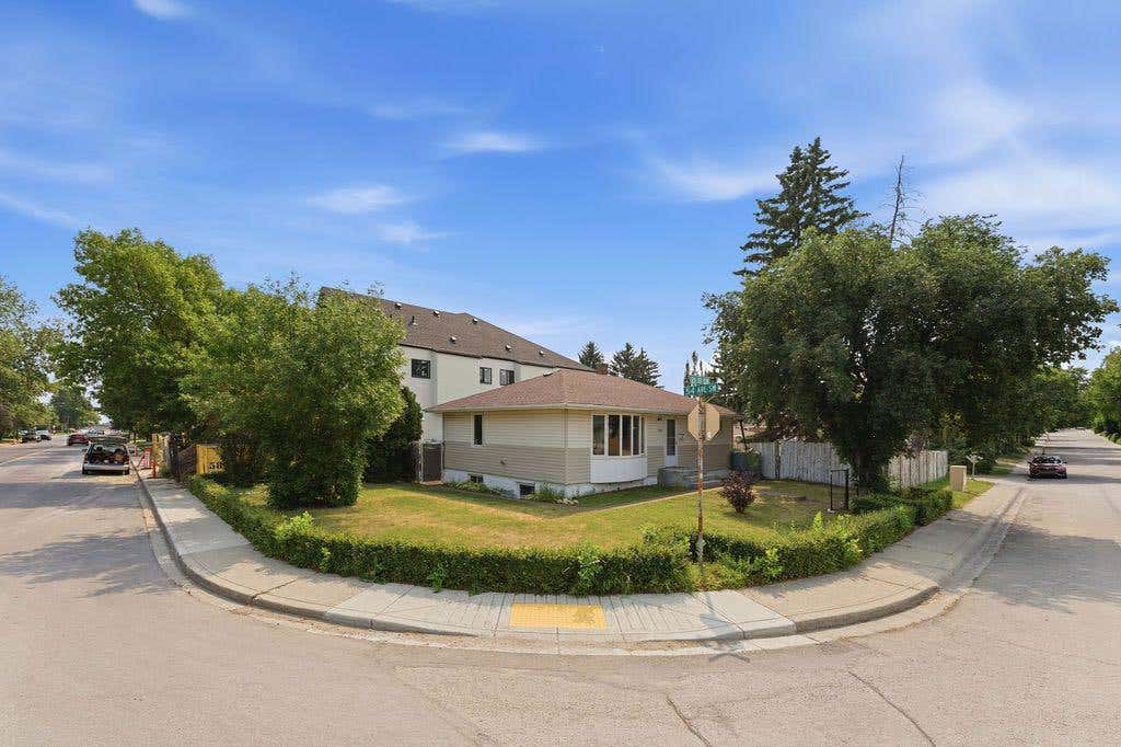 Photo of 5604 21 Street SW, Calgary, AB T3E 1S5 (MLS # A2336065)