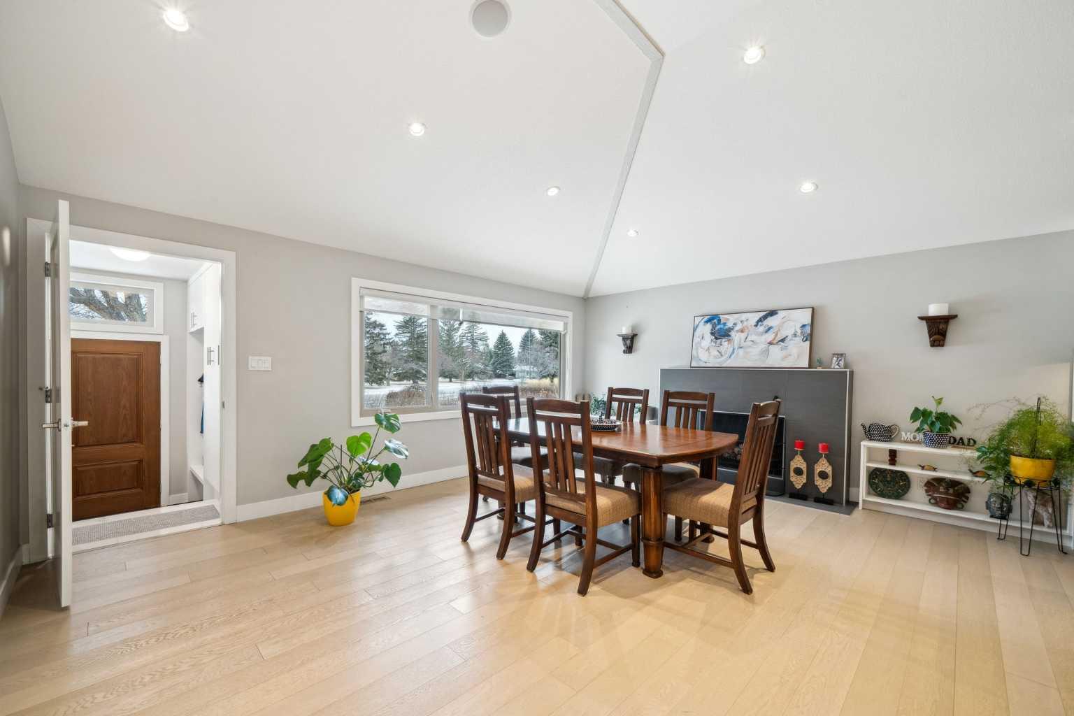 16 MEADOWLARK Crescent SW