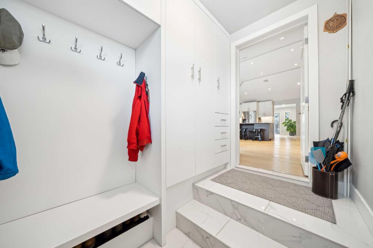 16 MEADOWLARK Crescent SW