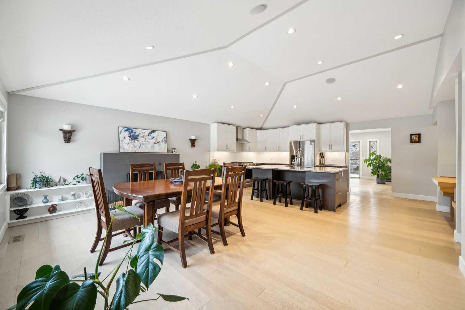 16 MEADOWLARK Crescent SW