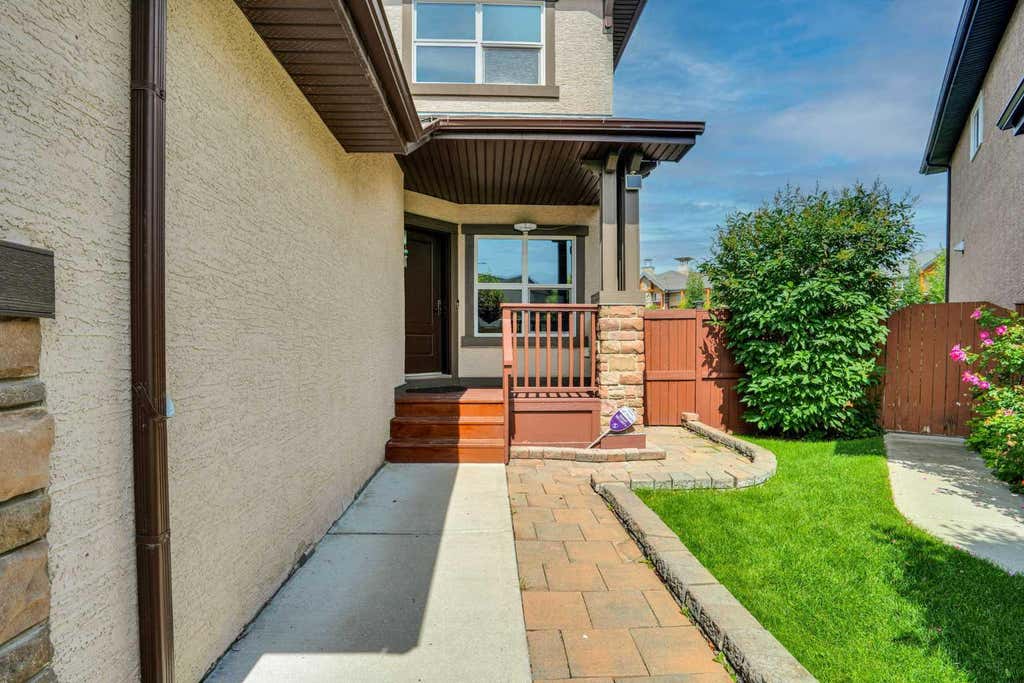 Photo of 212 Everbrook Way SW, Calgary, AB T2Y 0E8 (MLS # A2330189)