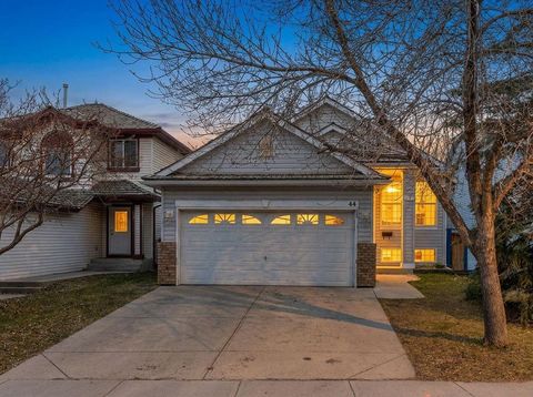 Photo of 44 Douglas Glen Crescent SE, Calgary, AB T2Z 3M6 (MLS # A2306218)