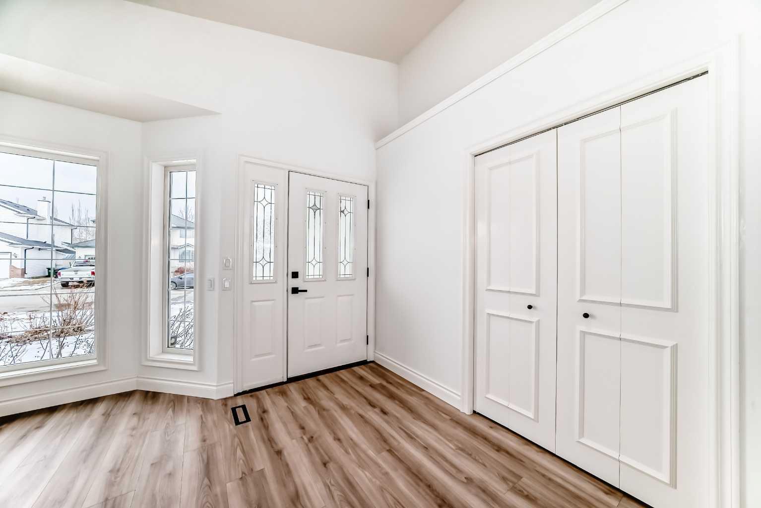 228 Woodside Crescent NW